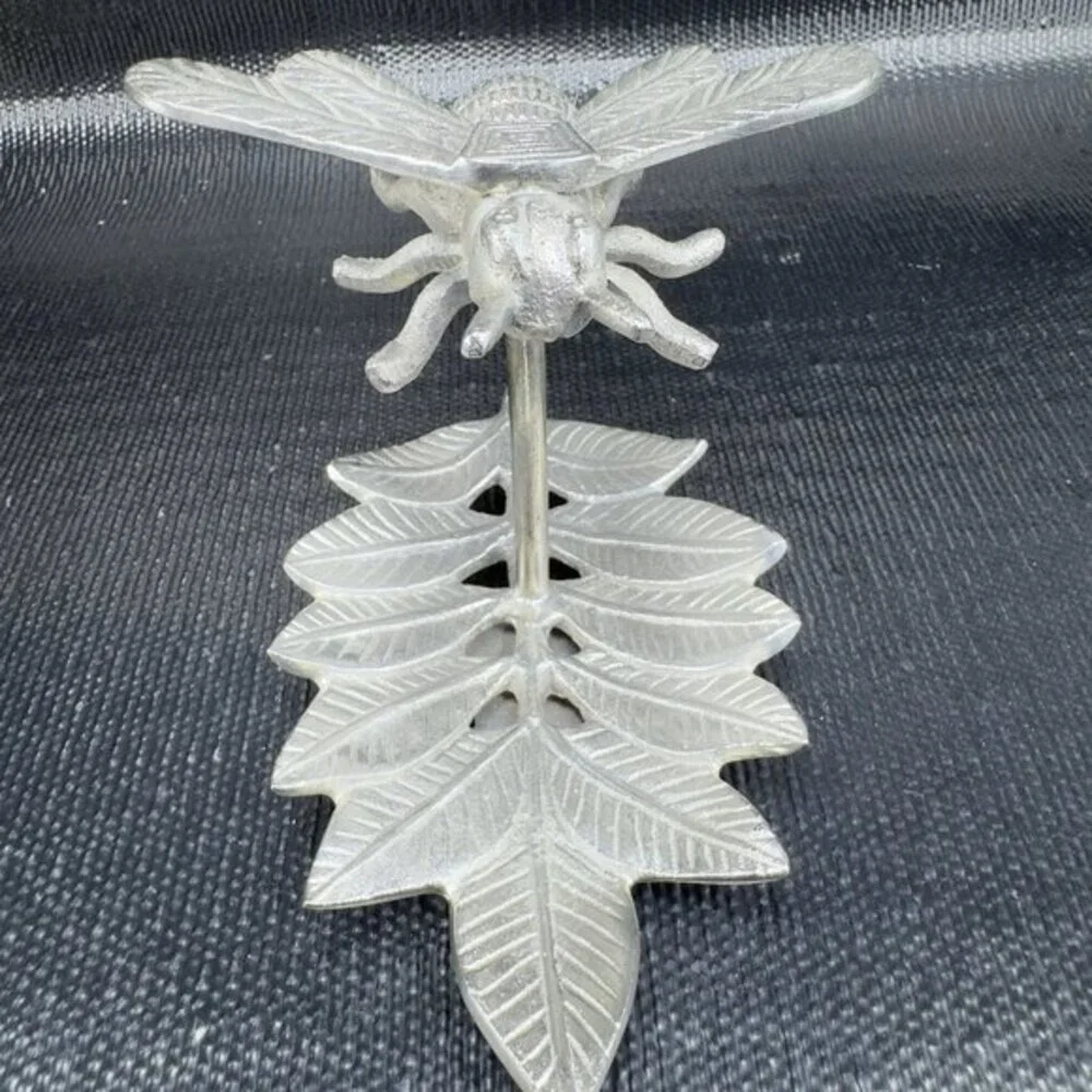 Vintage Queen Bee Wall Having Wall Decor Metal Wall Art Set 2 Bee On Leafs Decor